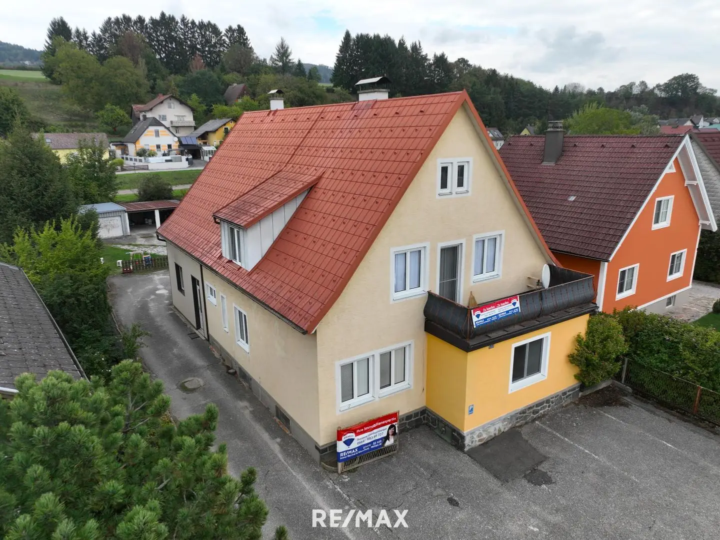Anlegerwohnung mit Garten und Garagen