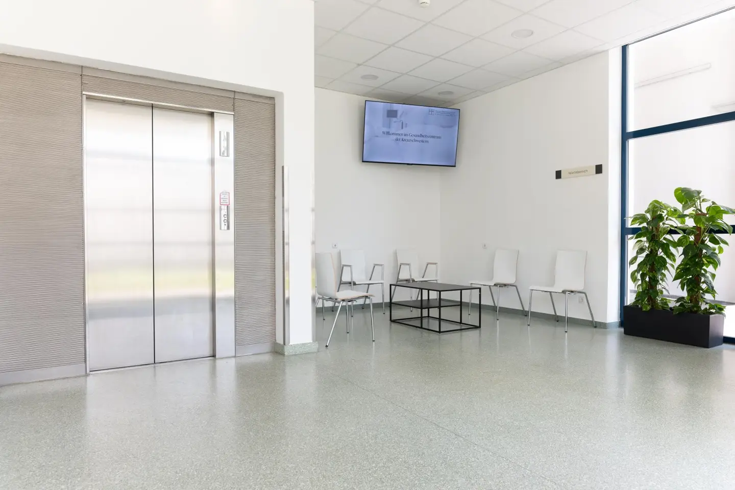 Helle Wohnung im Ordinationszentrum mit Innengarten