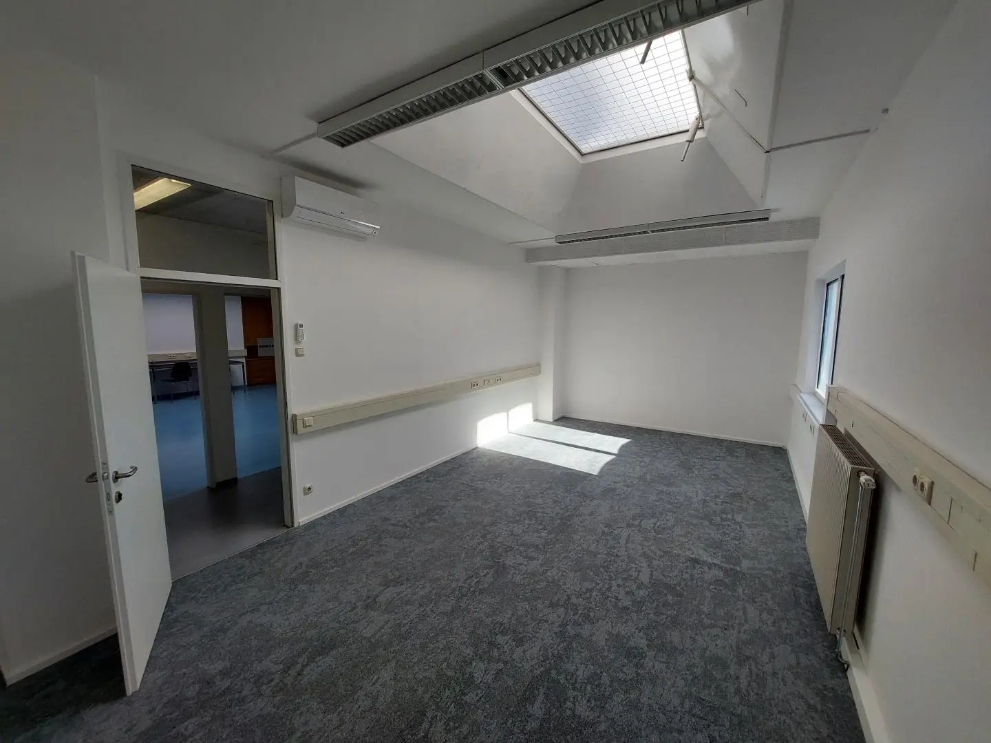 Air conditioned office with lift and shared room Wohnung