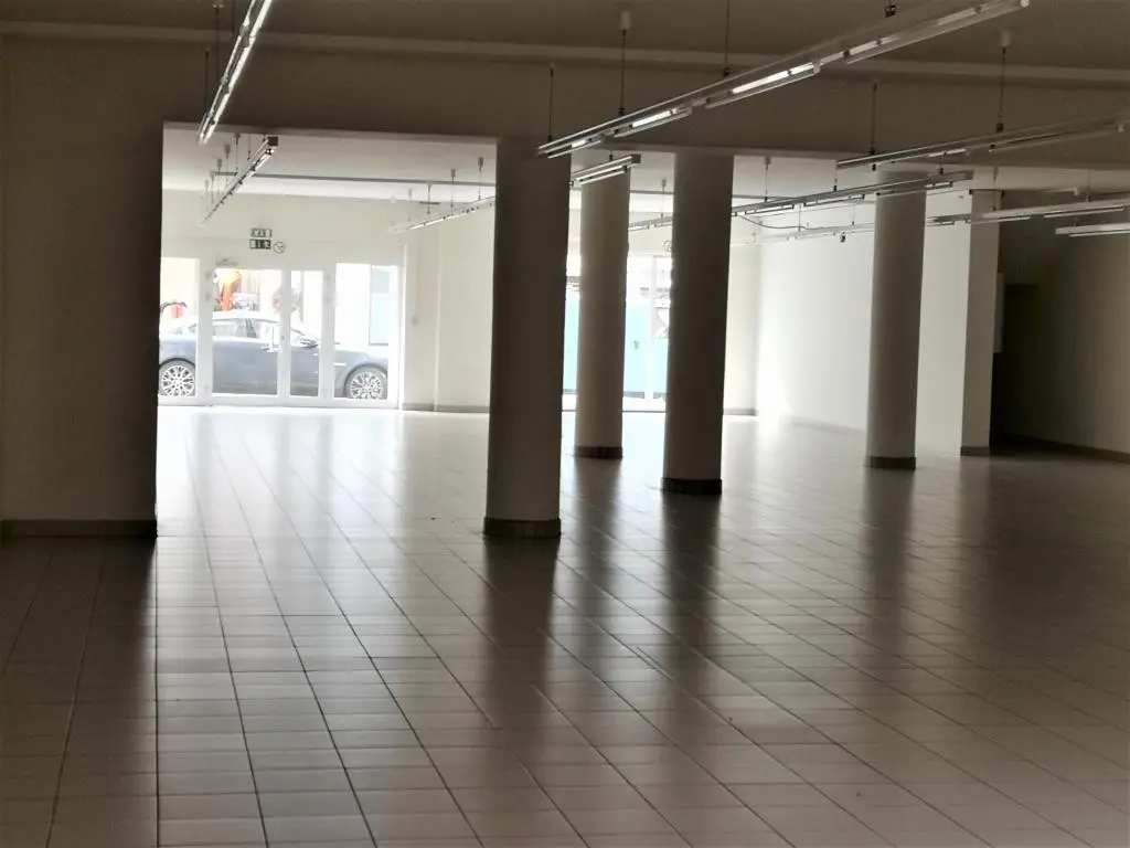 Geschäftslokal mit großer Schaufensterfront Wohnung