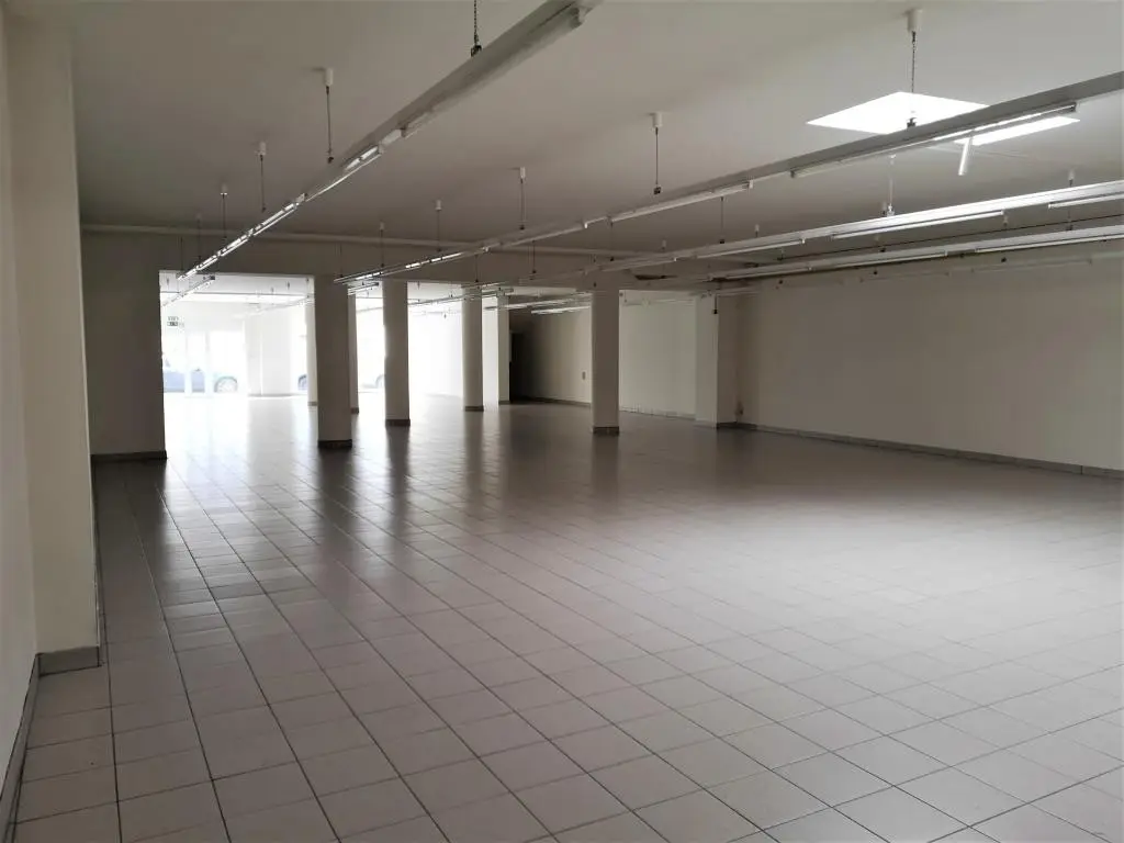 Geschäftslokal mit großer Schaufensterfront Wohnung