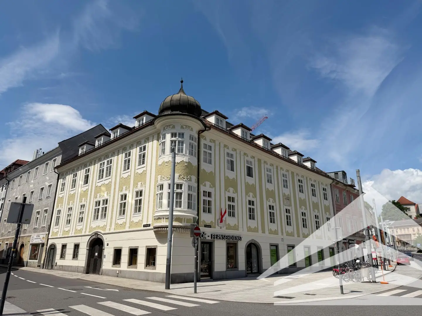 Kernsaniertes Altbauwohnung mit Schaufenstern an Promenade