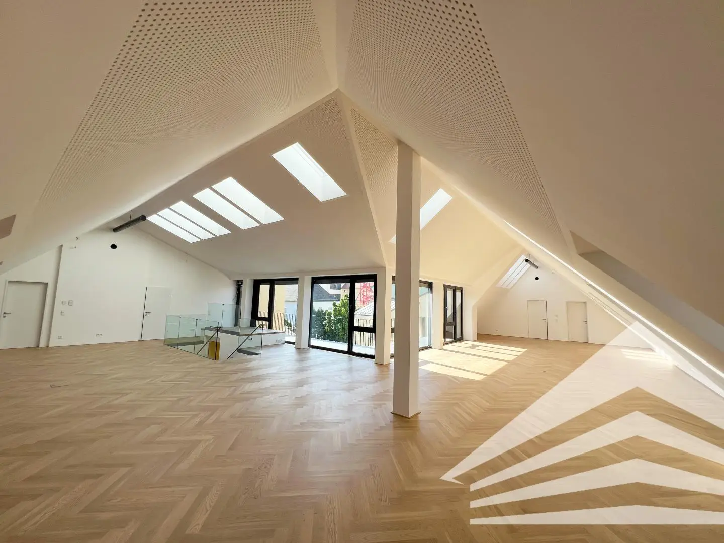 Kernsaniertes Altbauwohnung mit Schaufenstern an Promenade