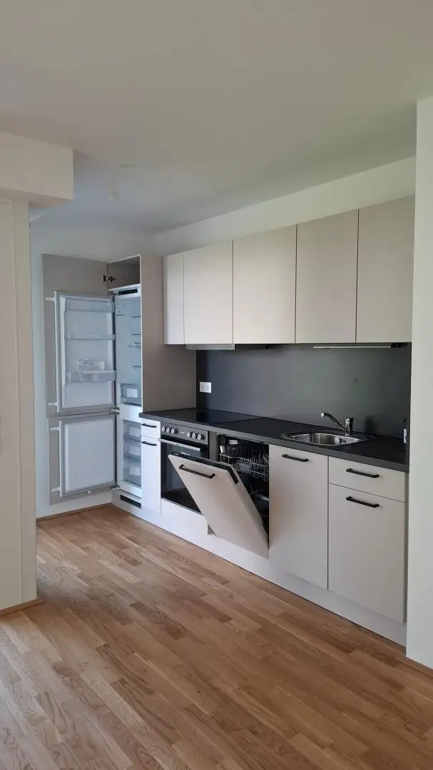 Helle Neubauwohnung mit Tiefgarage und Balkon