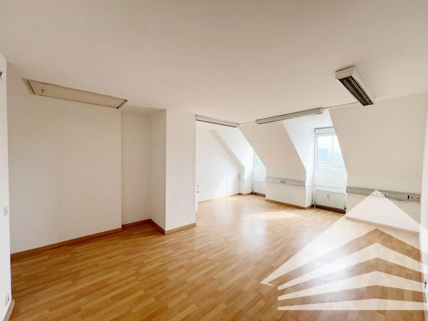 Bright attic apartment with excellent transport links