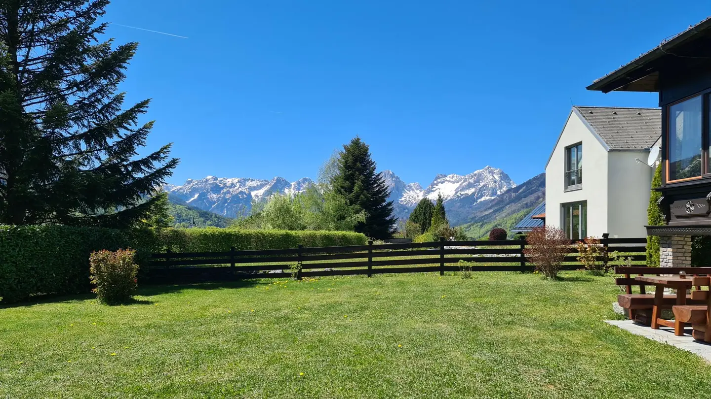 Sunny retreat with winter garden and mountain view Ferienwohnung