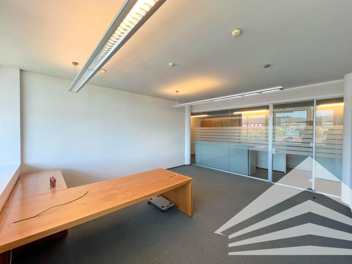 Air conditioned loft apartment near railway bridge with lift