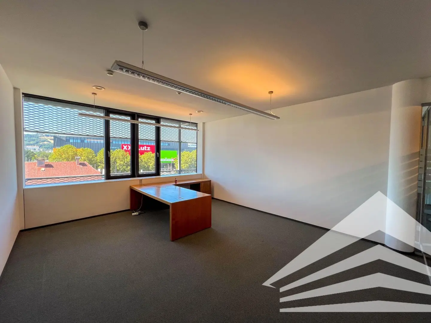 Air conditioned loft apartment near railway bridge with lift