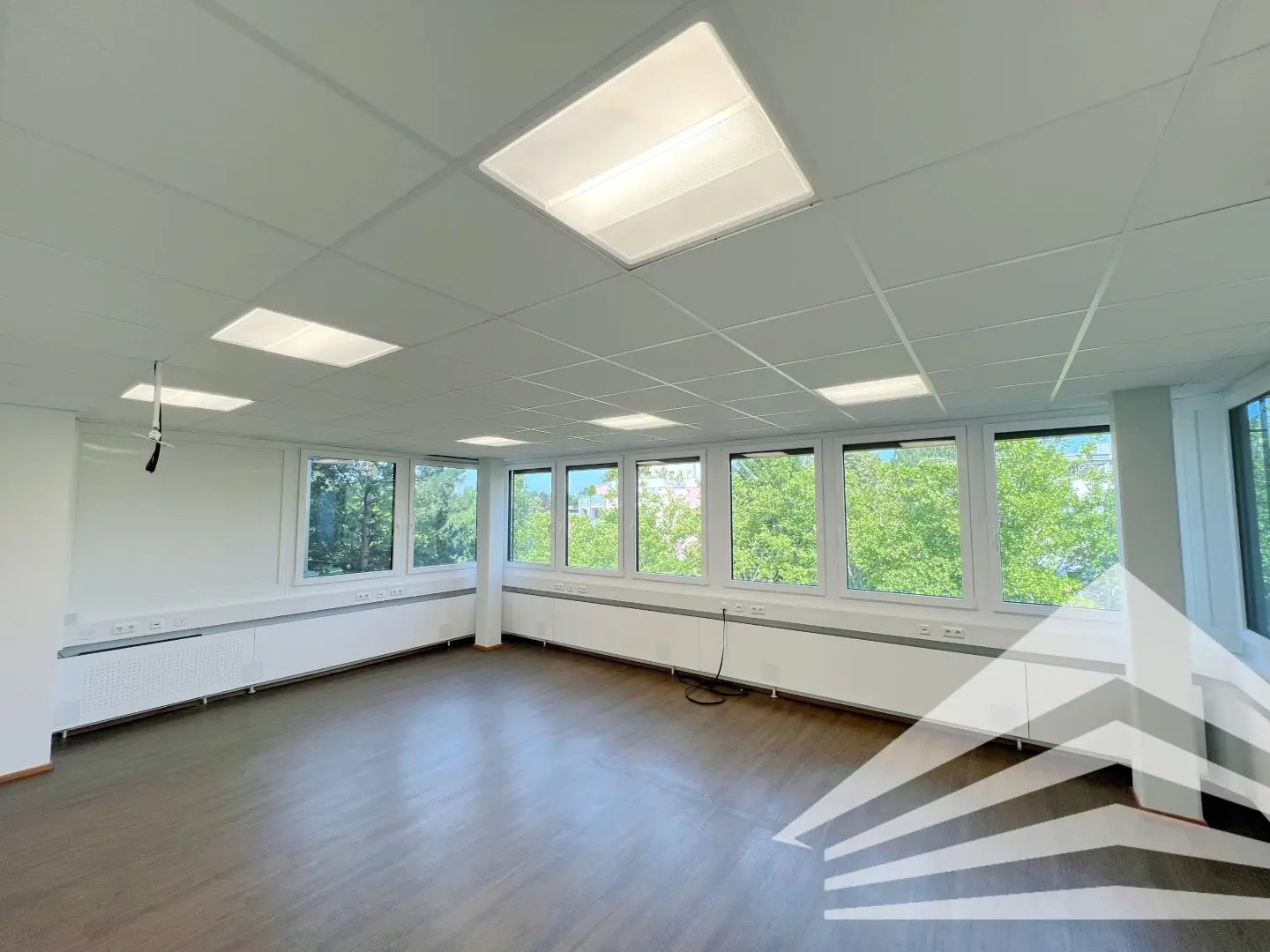 Bright loft apartment with green view and included parking