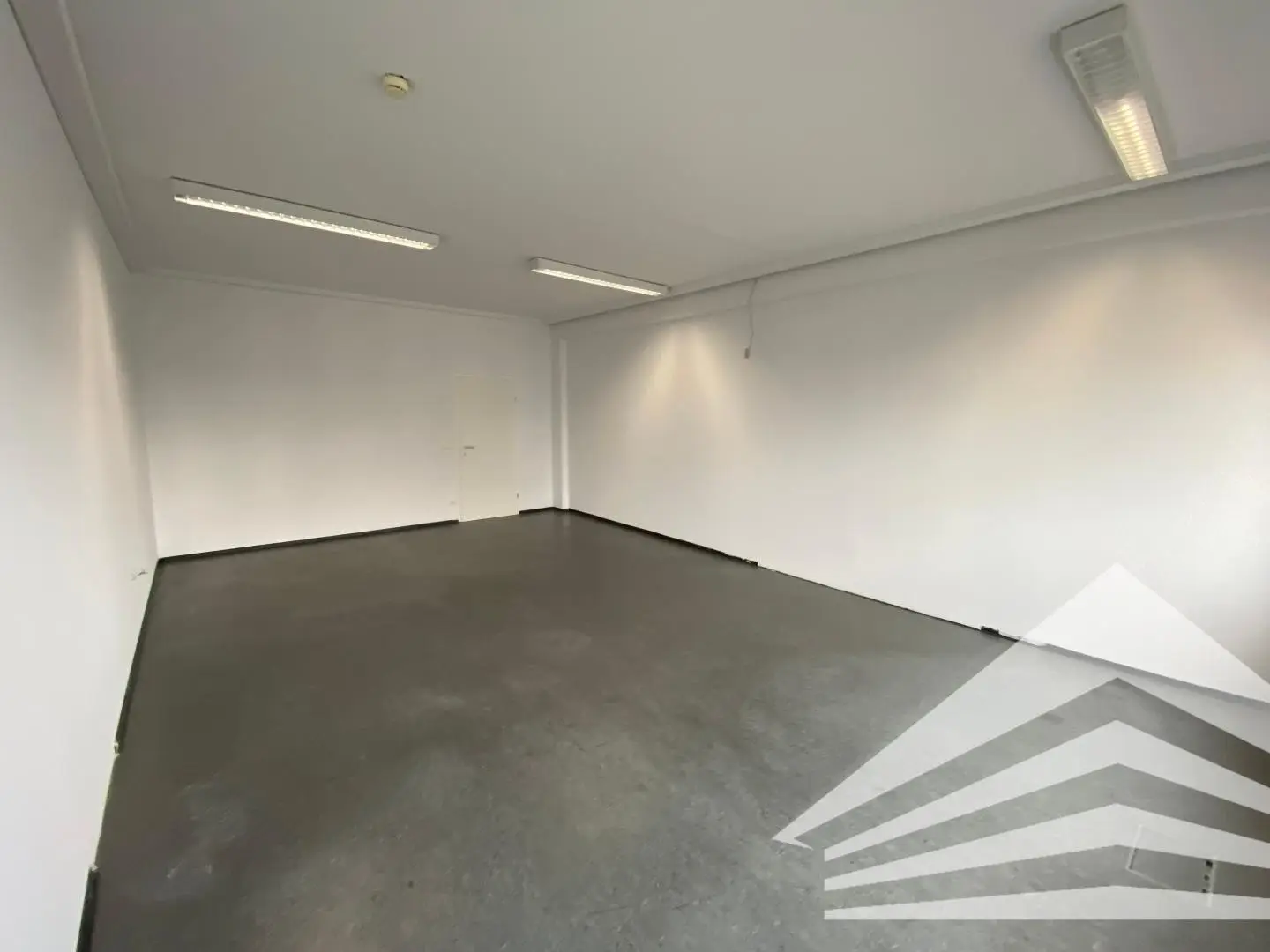 Helles Büro im Paul Hahn Center mit Lift
