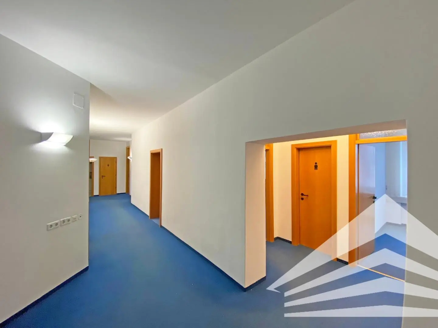 Bright apartment in listed building near main station with balcony