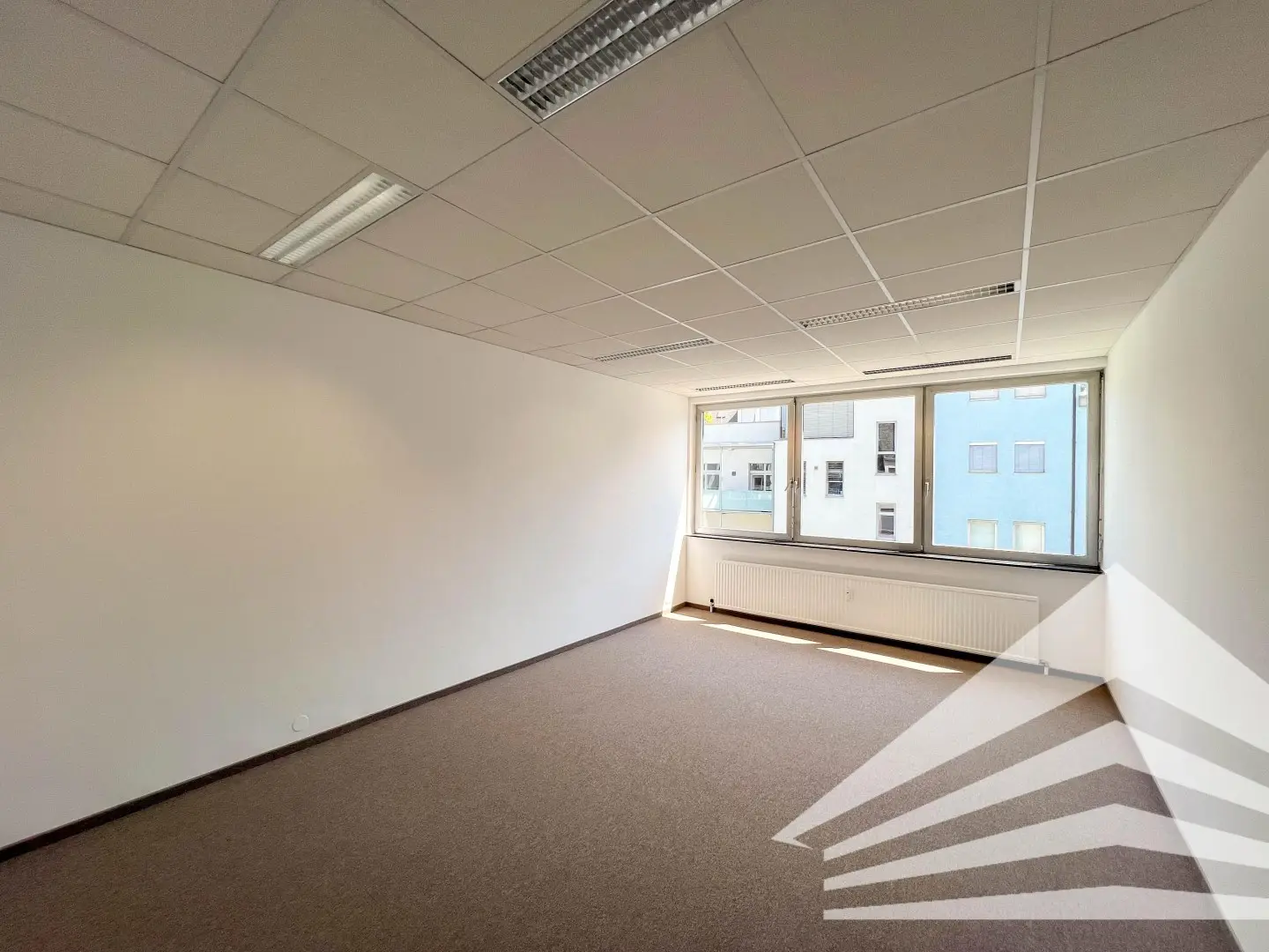 Modern office near main station with air conditioning