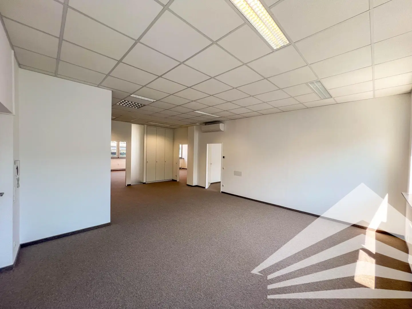 Modern office near main station with air conditioning