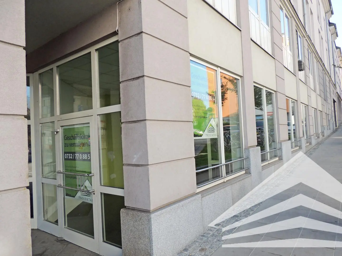 Helle Erdgeschosswohnung mit großer Schaufensterfront im Stadtzentrum
