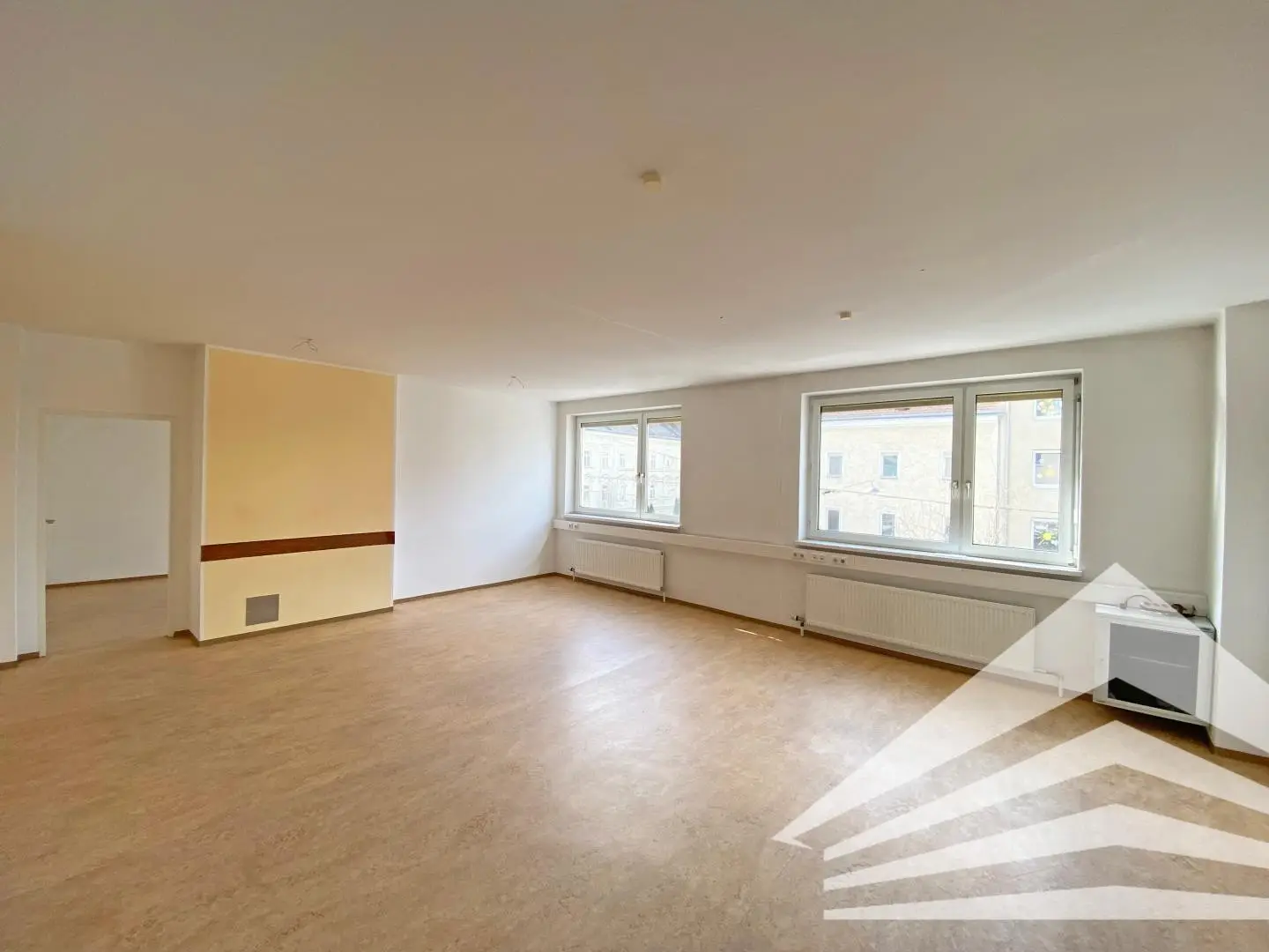Lichtdurchflutetes Büro zentral mit Lift