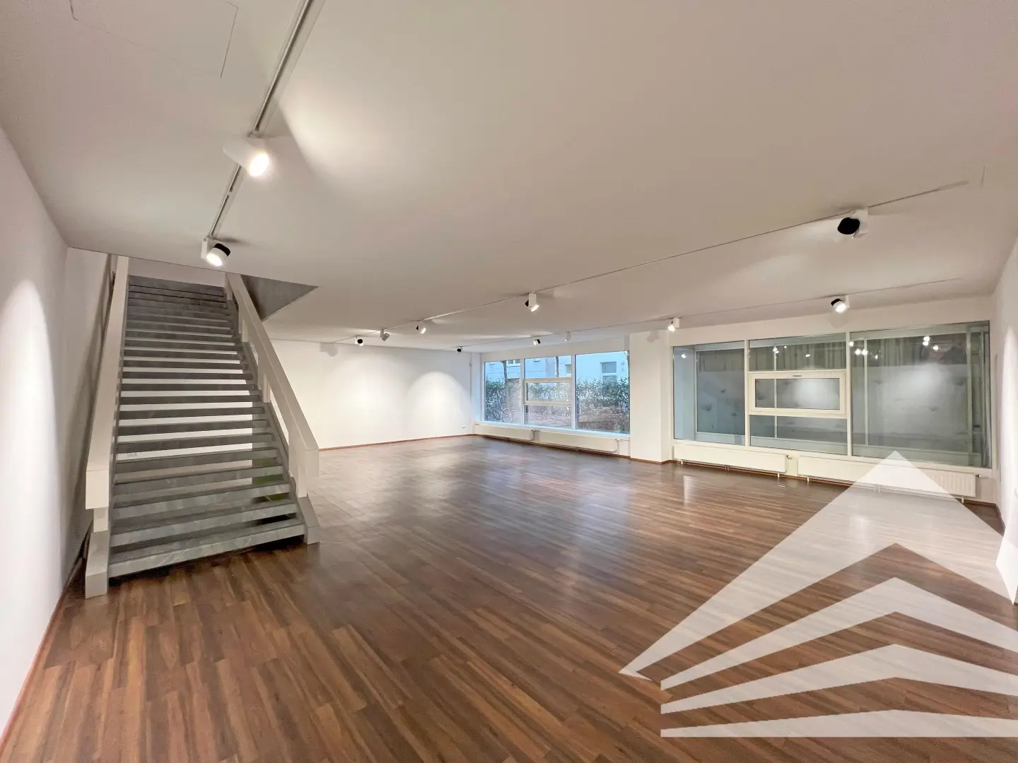 Bright loft apartment with display windows and parking