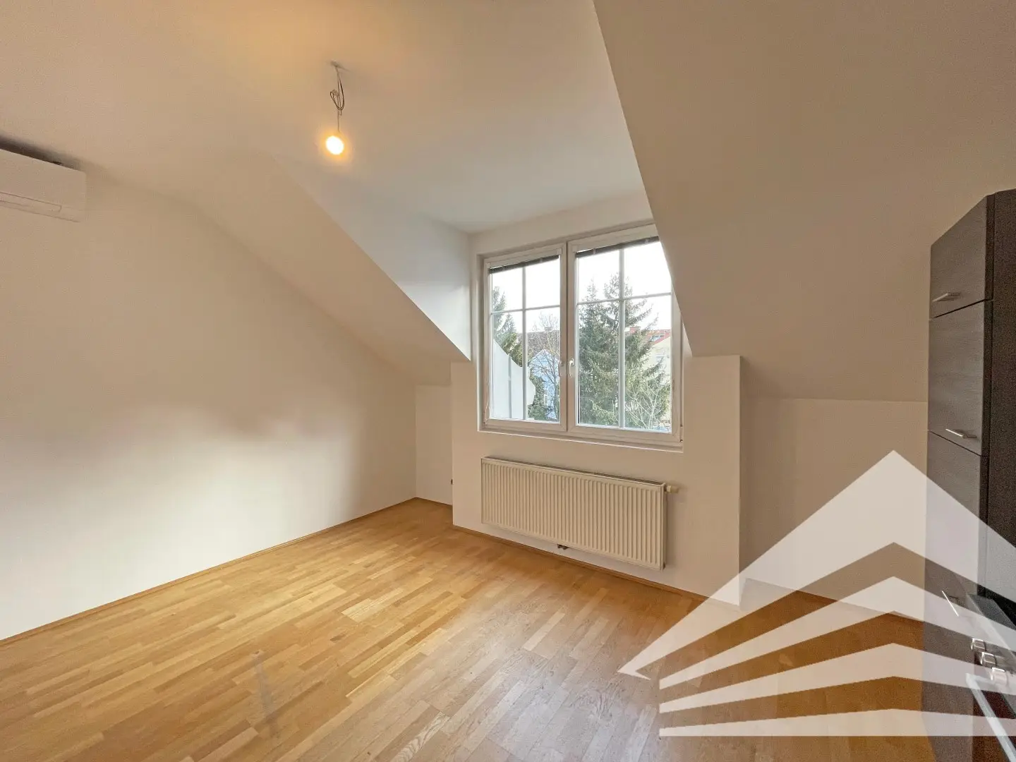 Klimatisierte Dachgeschosswohnung mit Gemeinschaftsgarten