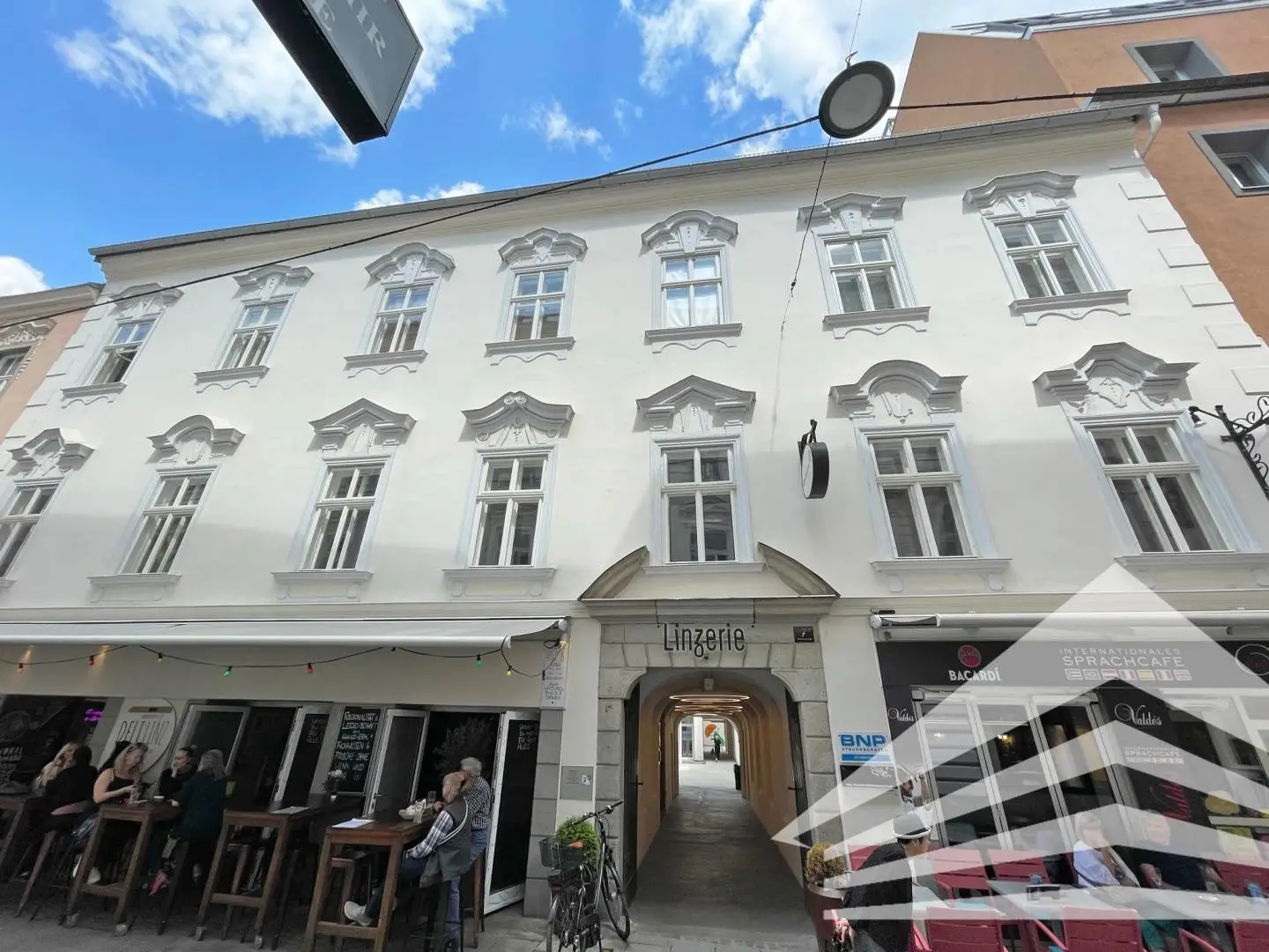Light flooded maisonette apartment in prime location with terrace