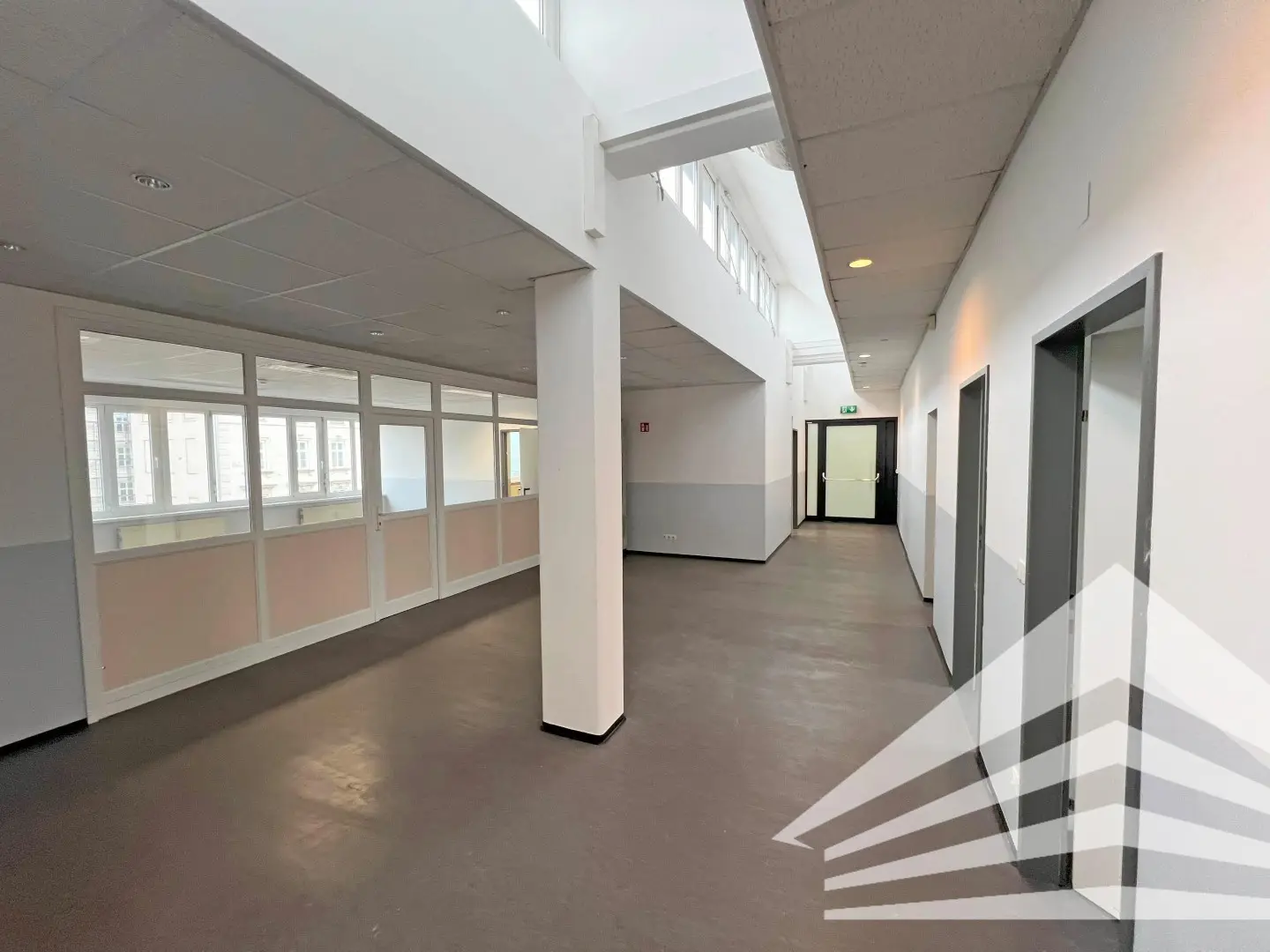 Bright apartment in Paul Hahn Center with underground parking