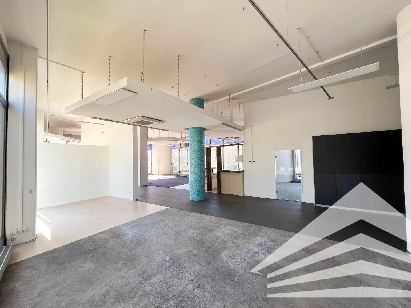 Wohnung mit klimatisiertem Showroom und Kundenparkplätzen