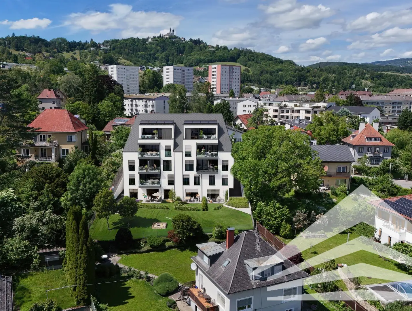 Light filled apartment with private garden and castle view