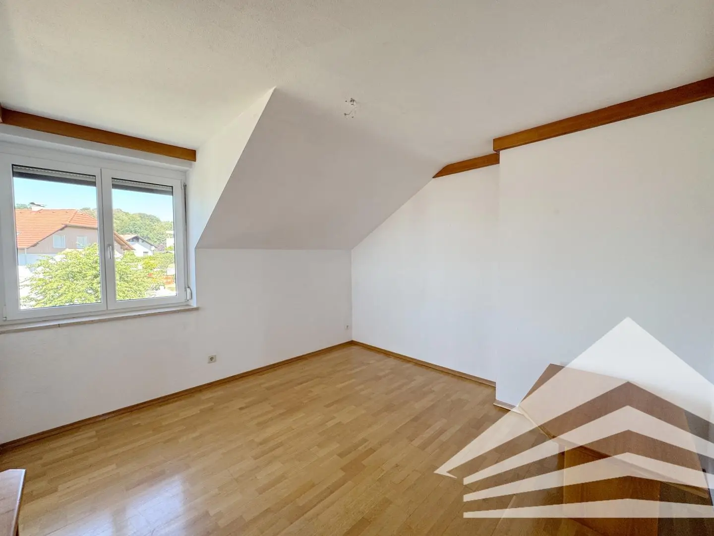 Gut geschnittene Wohnung mit Loggia und Garage