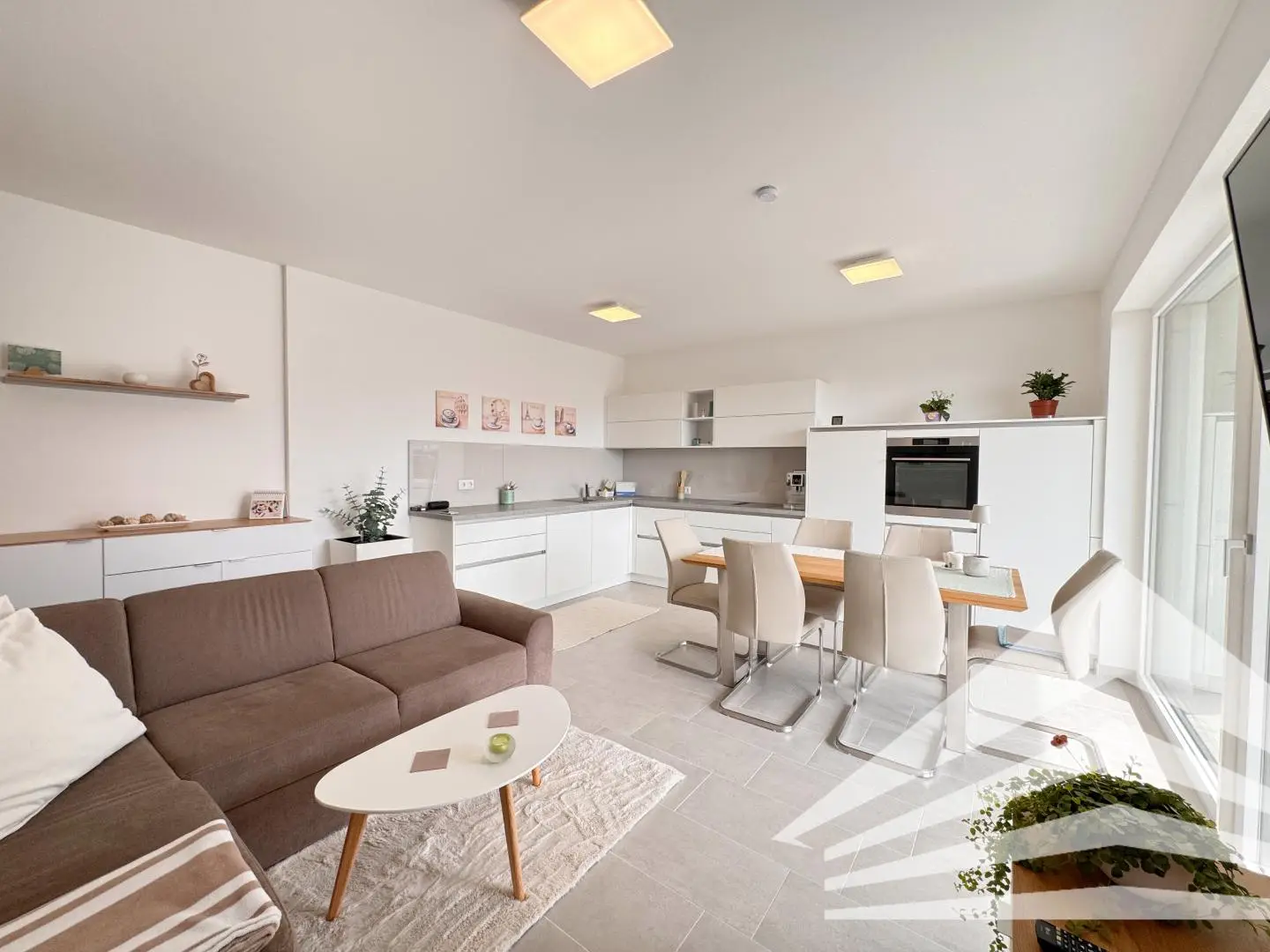 Lichtdurchflutete Neubauwohnung mit großem Balkon
