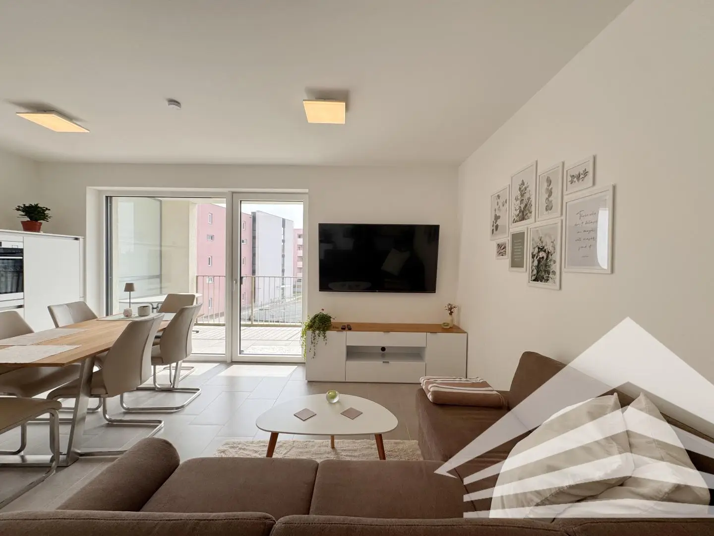 Lichtdurchflutete Neubauwohnung mit großem Balkon