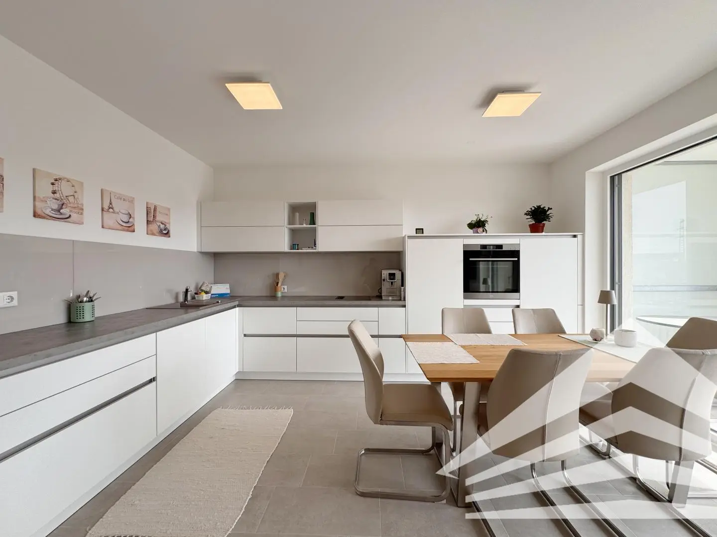 Lichtdurchflutete Neubauwohnung mit großem Balkon