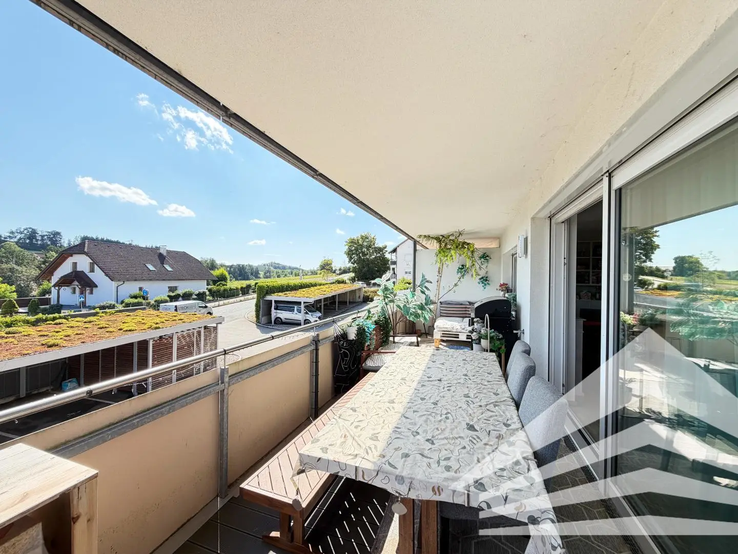 Bright apartment with large balcony and underground parking