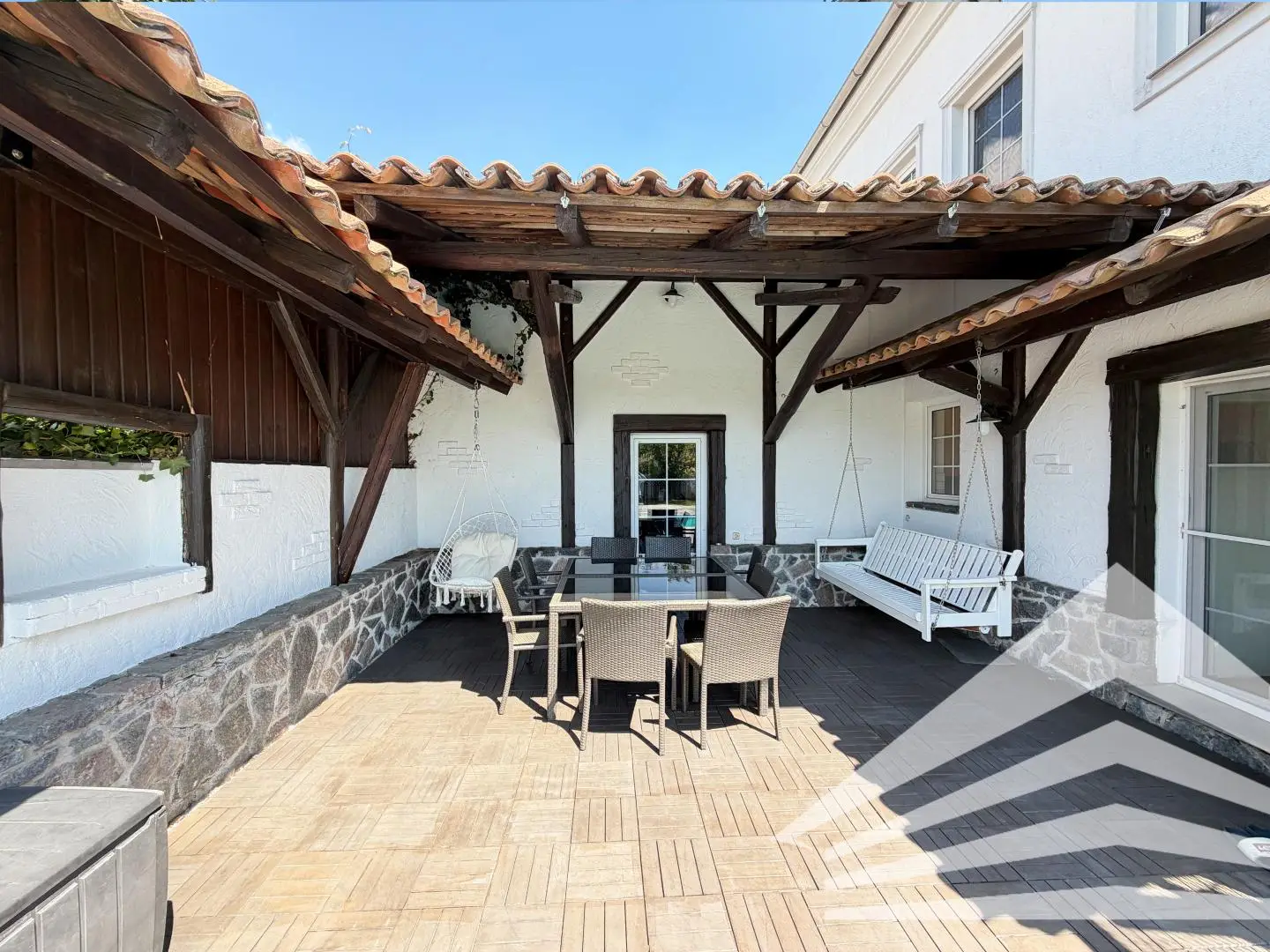 Familienwohnung mit Garten Pool und Doppelgarage