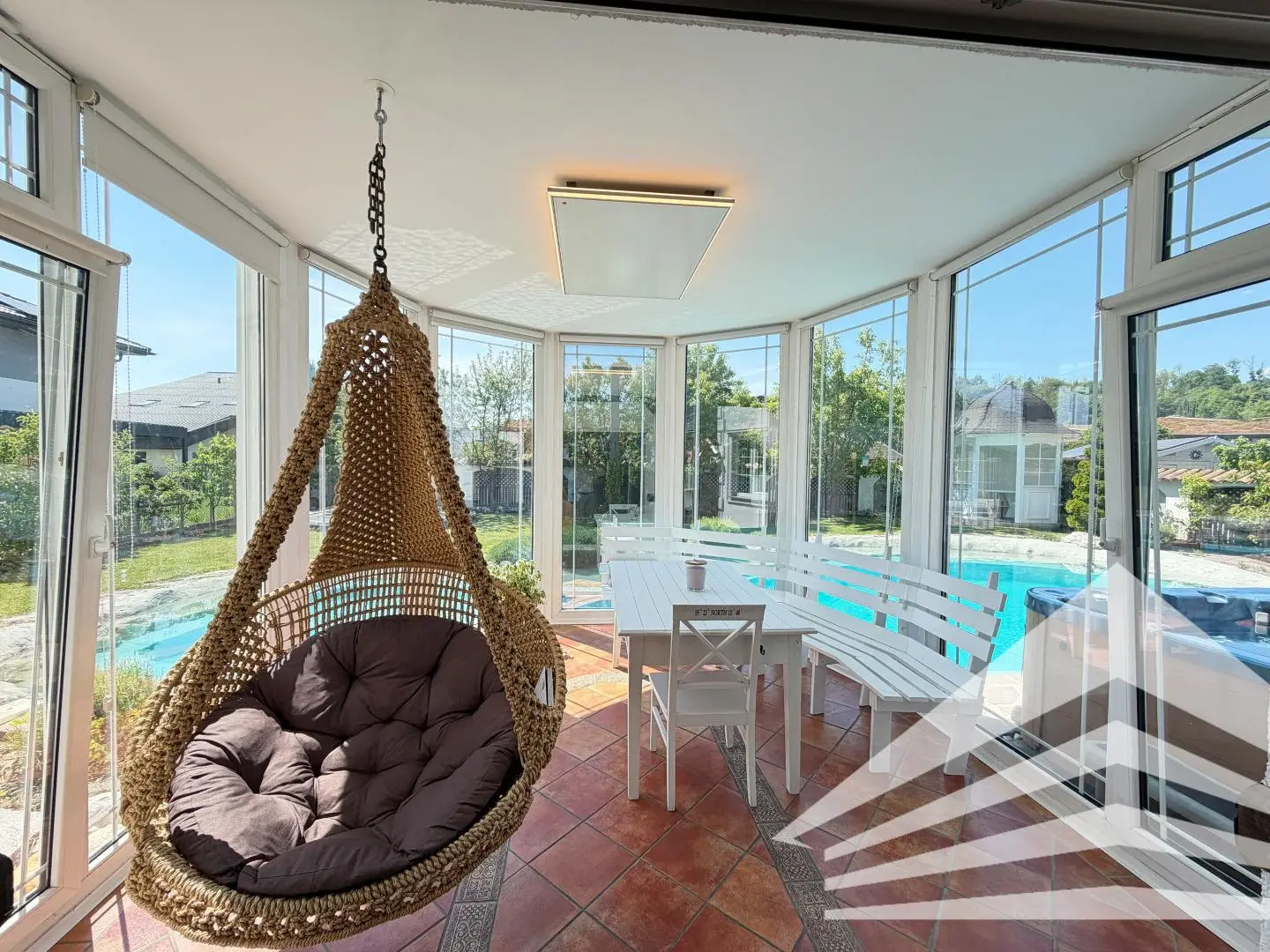 Familienwohnung mit Garten Pool und Doppelgarage
