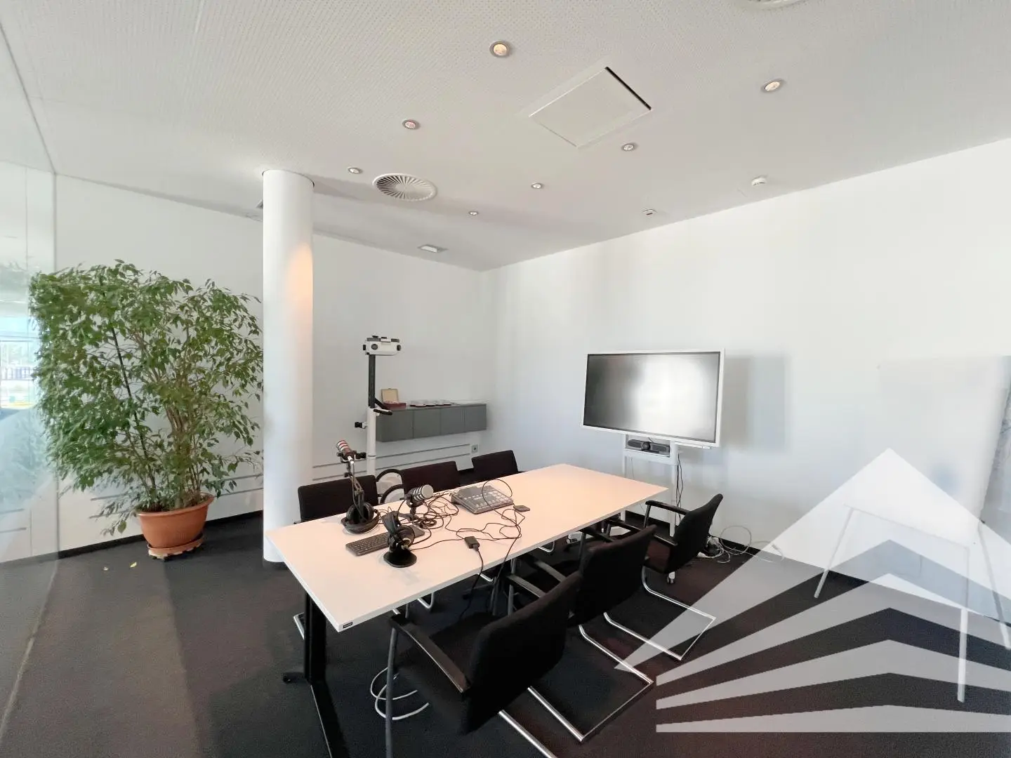 Loft apartment with balcony and good motorway access