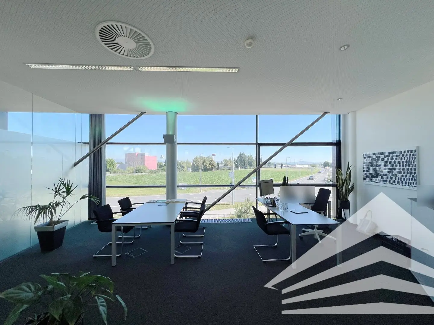 Loft apartment with balcony and good motorway access