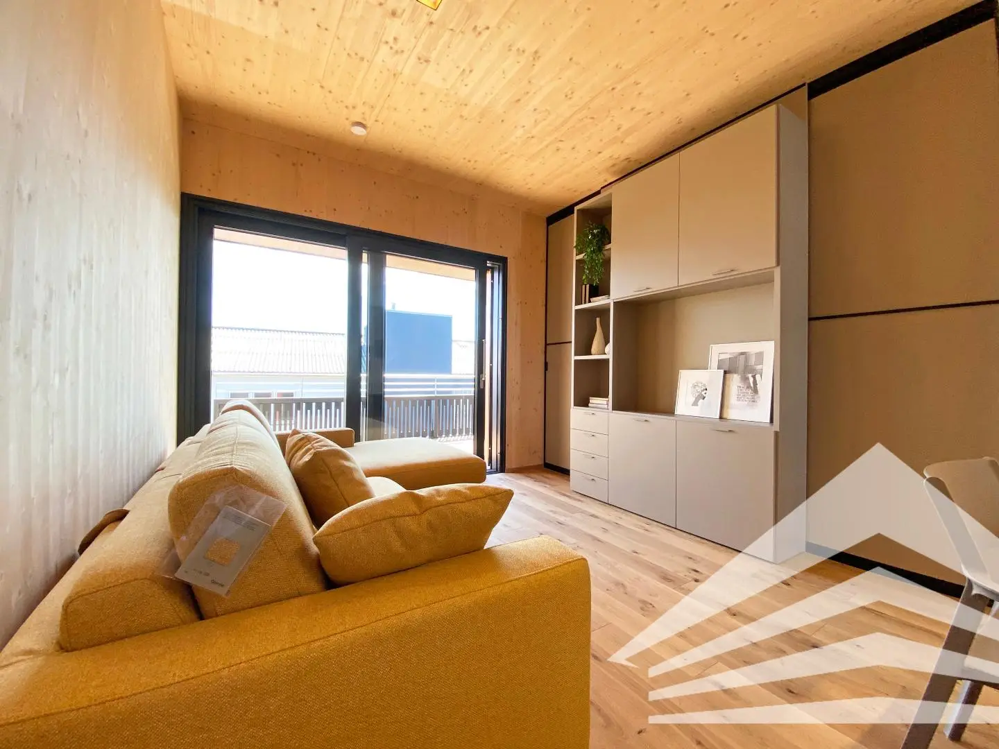 Design apartment with generous loggia and air conditioning