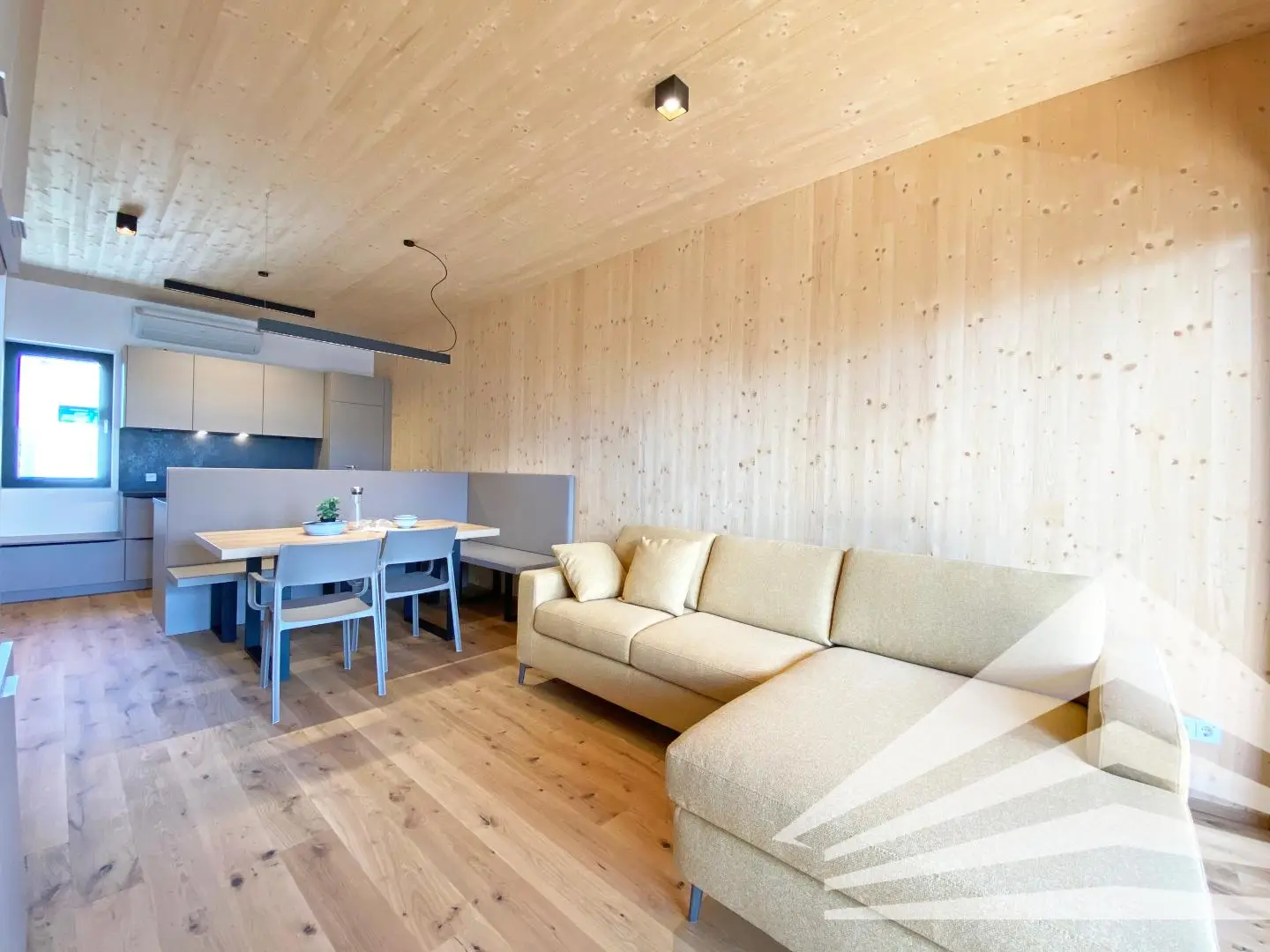 Design apartment with generous loggia and air conditioning