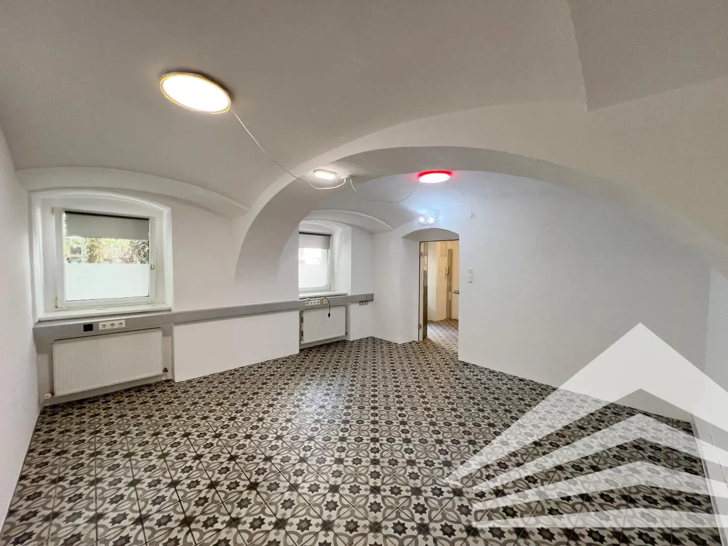 Historic vaulted centrally located apartment