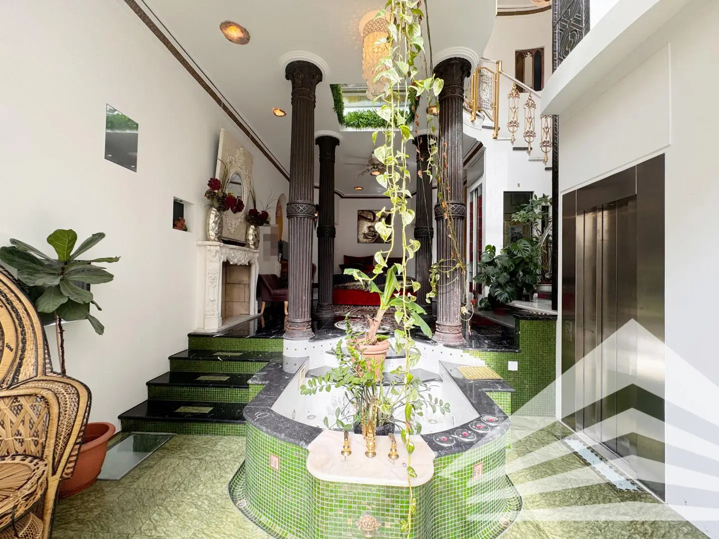 Extravagante Altbau Maisonettewohnung mit Wintergarten