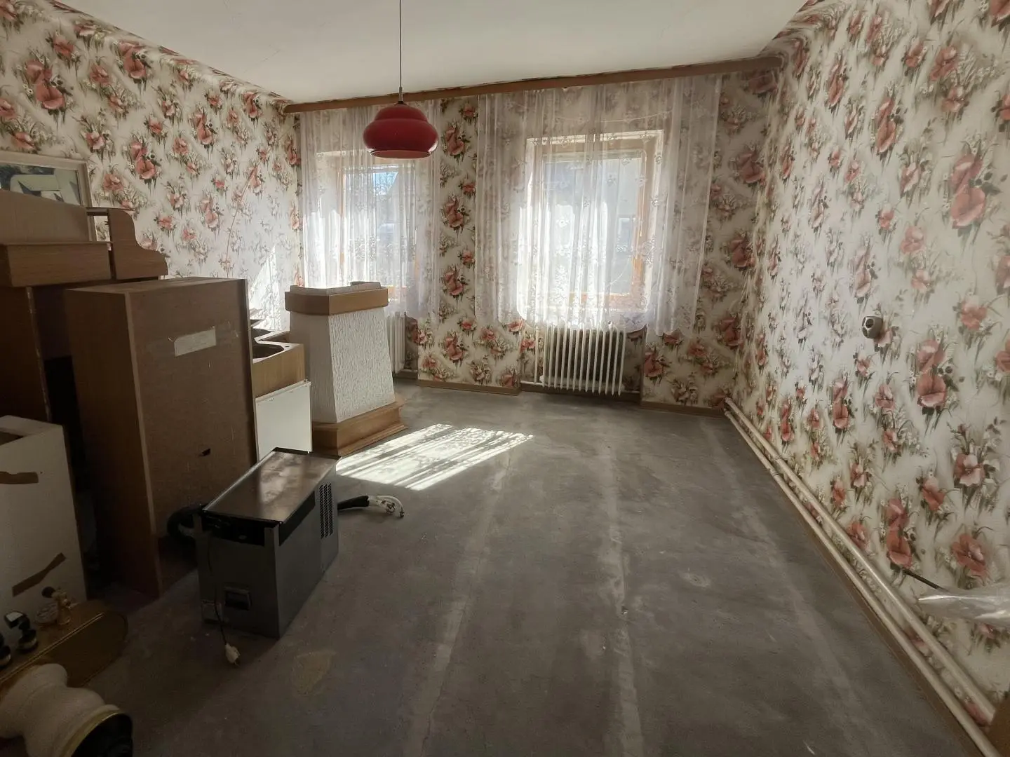 Bauernhaus mit uneinsehbaren Innenhof und Schuppen