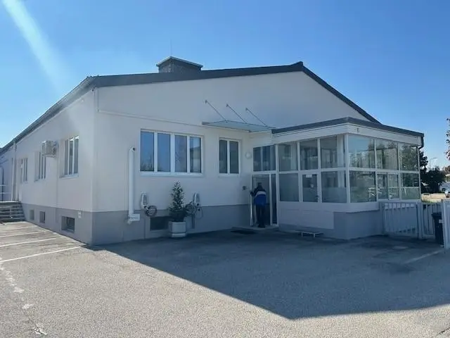 Loftwohnung in Bahnhofsnähe mit klimatisiertem Nebengebäude