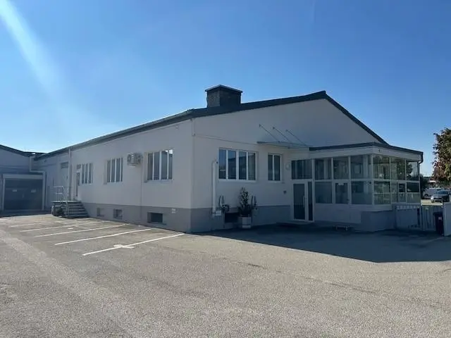 Loftwohnung in Bahnhofsnähe mit klimatisiertem Nebengebäude