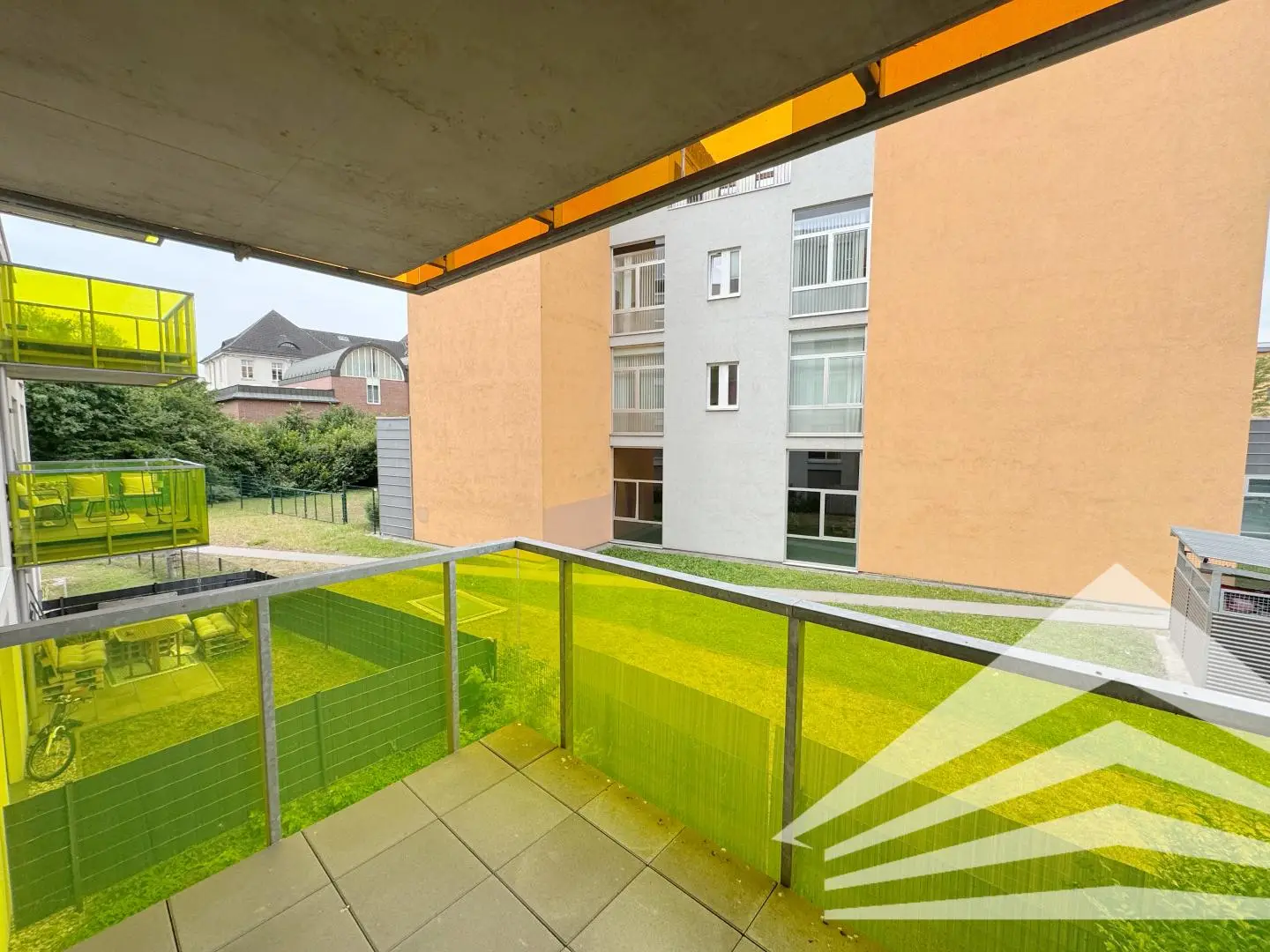 Lichtdurchflutete Wohnung mit Balkon und grünem Innenhof