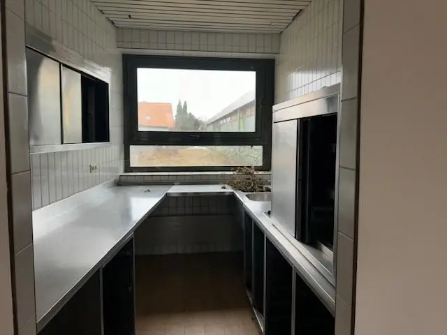 Verkehrsgünstiges Gewerbelager mit Büro Loftwohnung