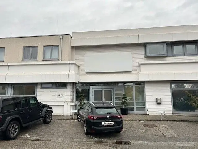 Verkehrsgünstiges Gewerbelager mit Büro Loftwohnung