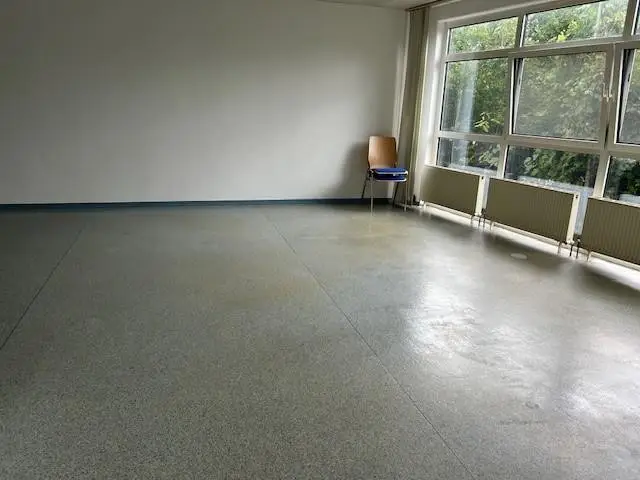 Helle Bürofläche mit Balkon und Klimaanlage Wohnung