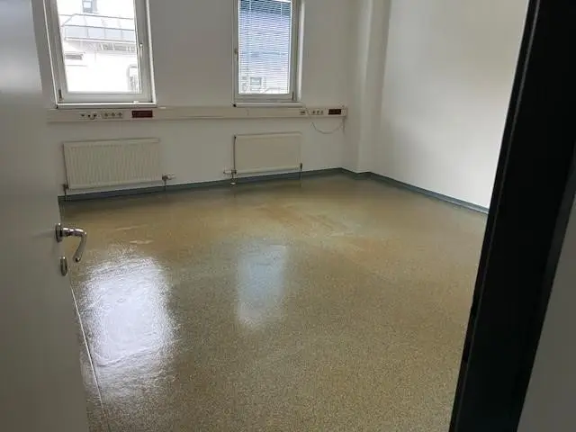Helle Bürofläche mit Balkon und Klimaanlage Wohnung