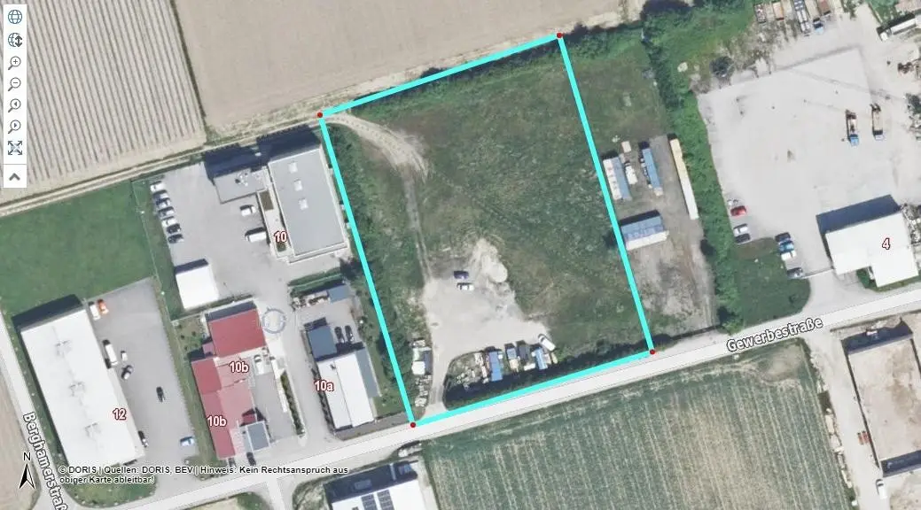 Sunny apartment with commercial zoning in business area