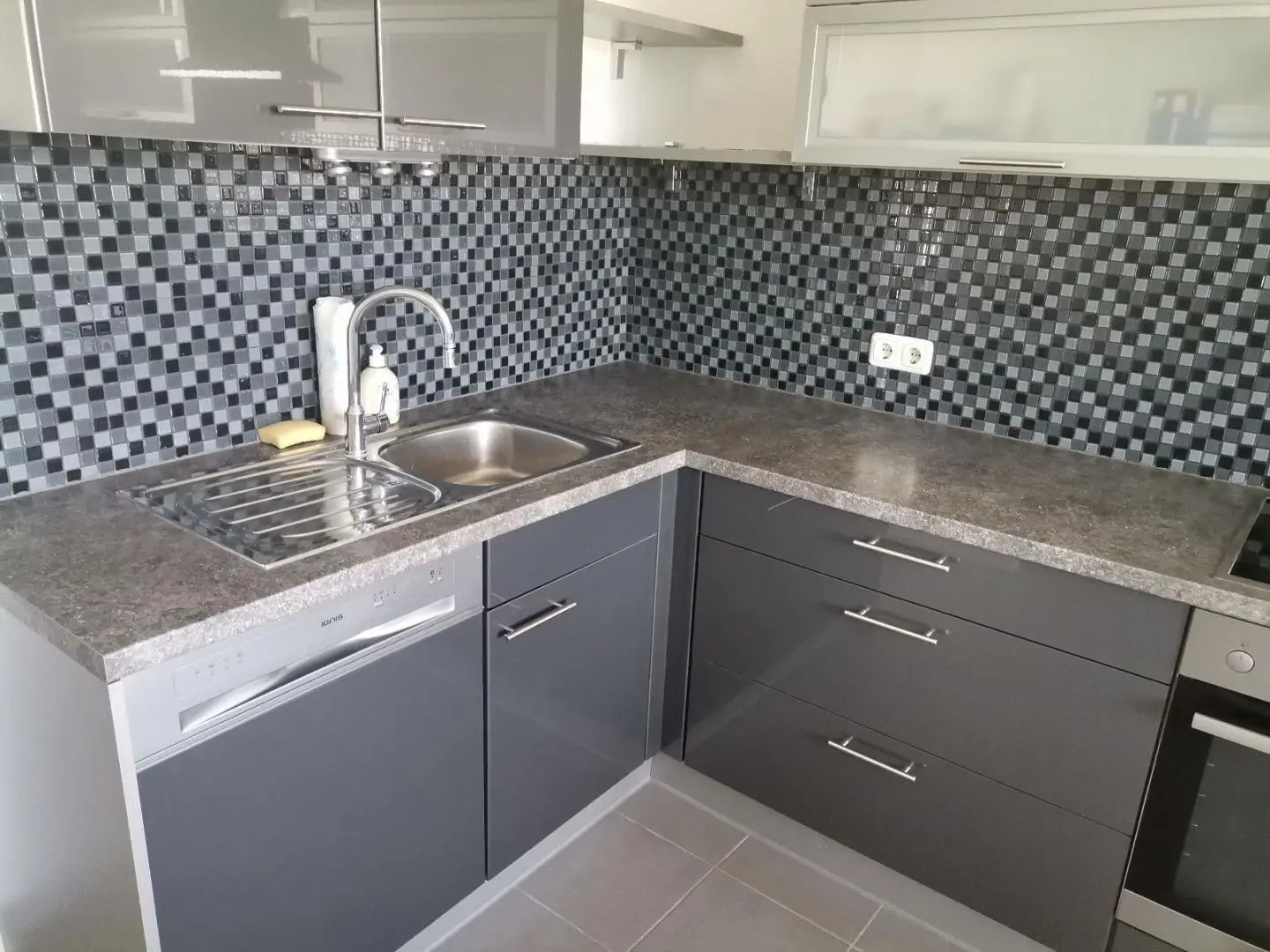 Renovierte Wohnung mit Loggia und hochwertiger Küche