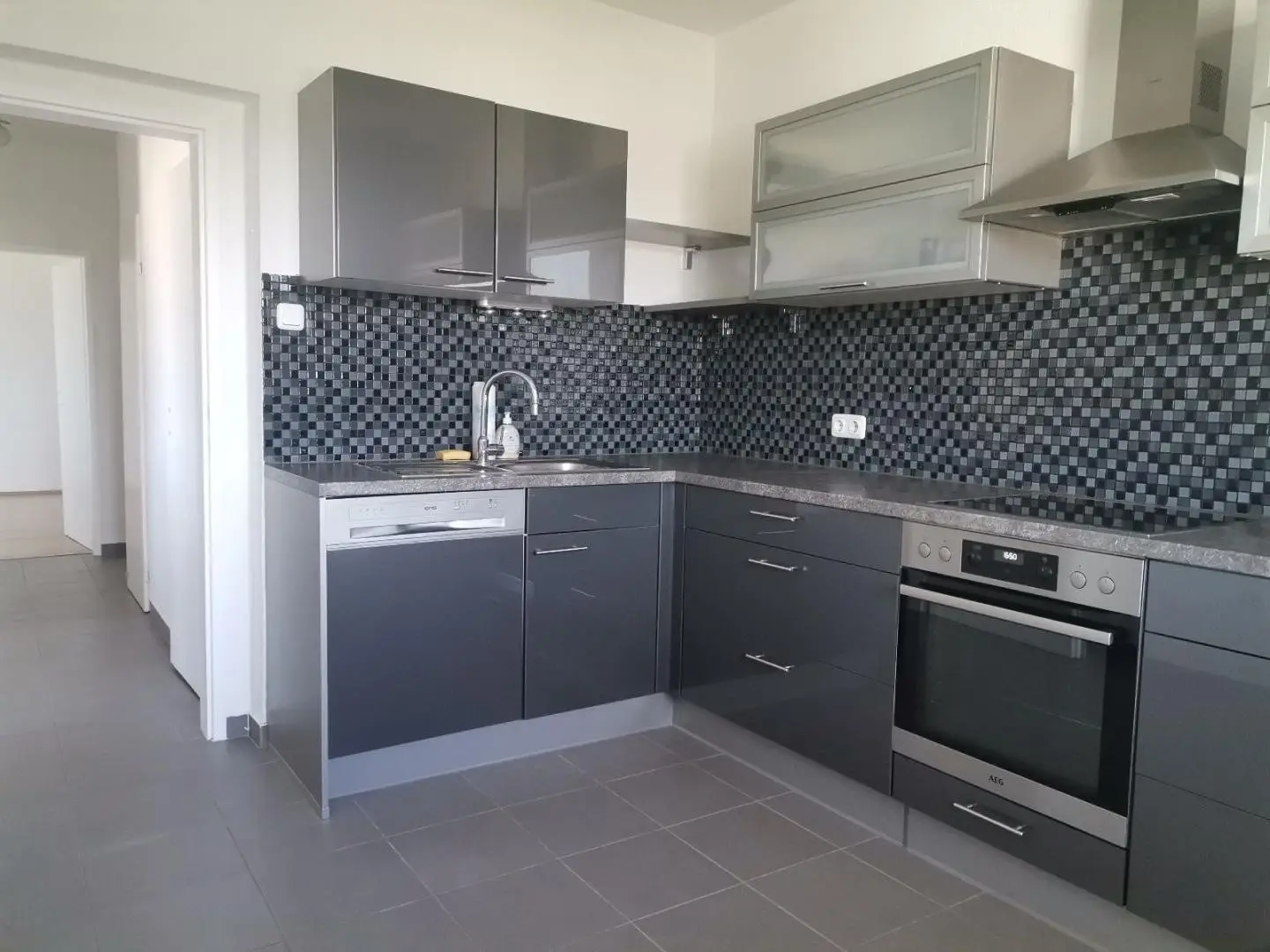 Renovierte Wohnung mit Loggia und hochwertiger Küche