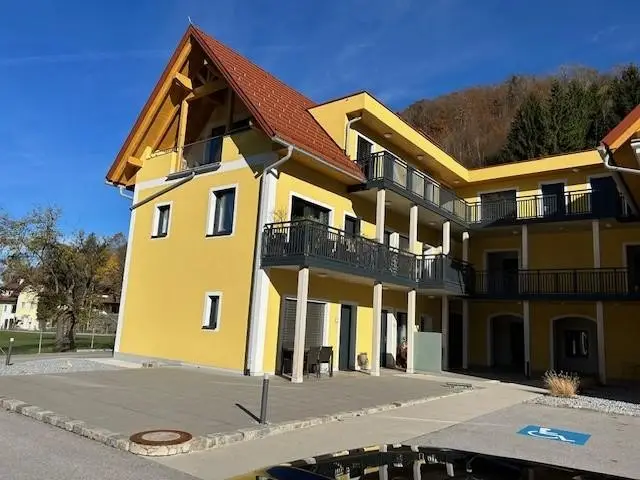 Anlegerwohnung im sanierten Herrenhaus mit Ufer